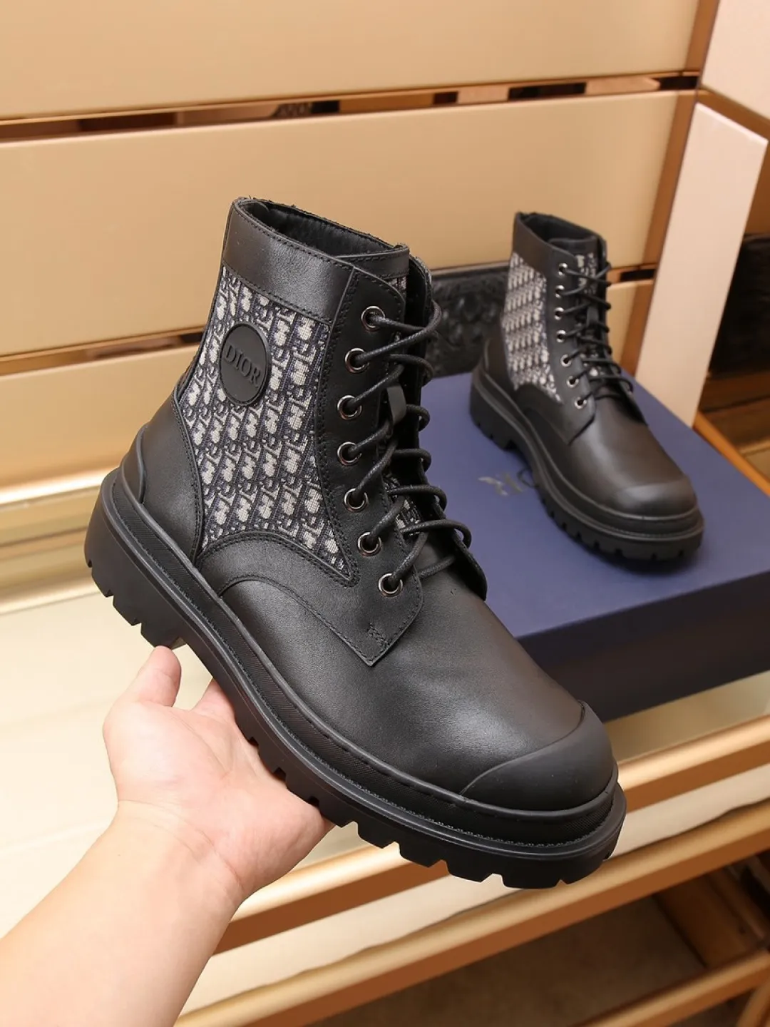 Factory P500 men's shoes 💰 [Dior] Dior high-top casual shoes 🇺🇸 are on sale at the same time, top purchasing Italian original · brand totem cloth sewn with brand cloth label · equipped with first-layer cowhide · (totem cloth High-end, extravagance, and class) Exquisite workmanship (original lining) Sole: Original factory special outsole ⚠️Outsole. Comfortable, wear-resistant, non-slip, real photoshoot🎬The real thing is more beautiful🔍Number: 38-46【45 46 Customized items are non-returnable]